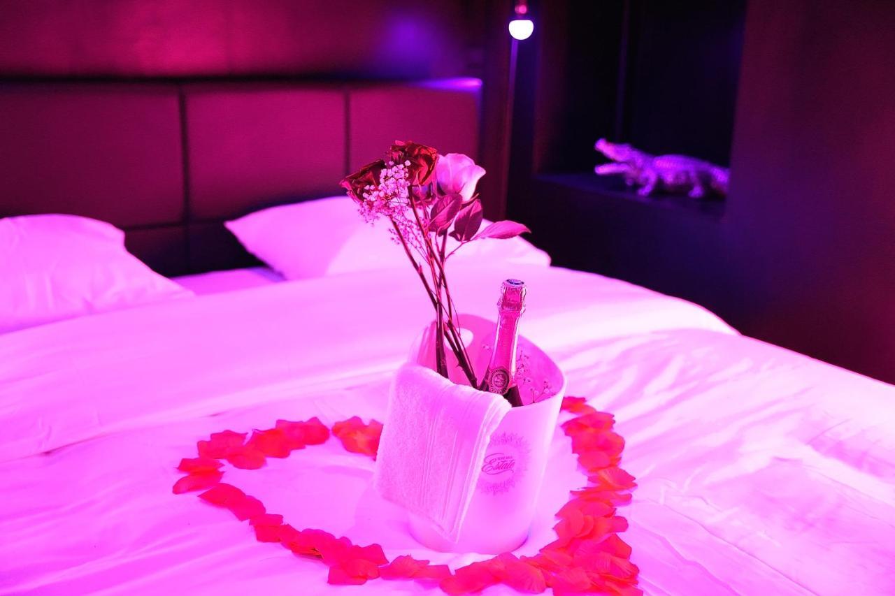 Love Room Suite Dirty Diana Aubagne Exteriör bild